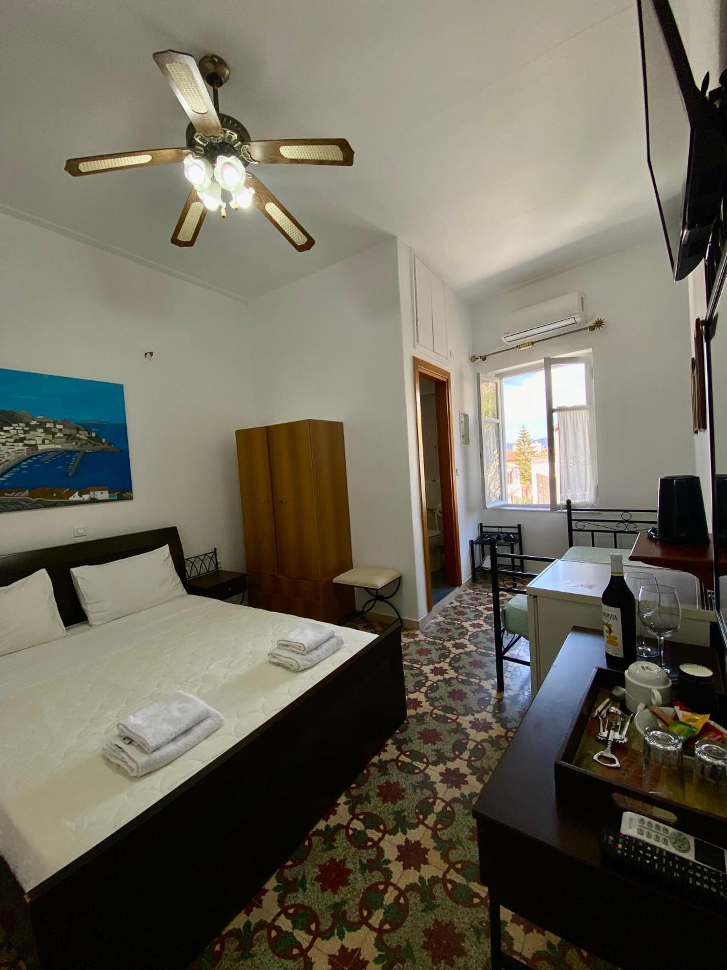 Douskos Uptown Living Hotel ไฮดรา ภายนอก รูปภาพ